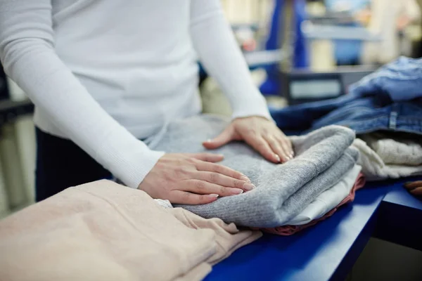 Femme pliant des vêtements propres — Photo