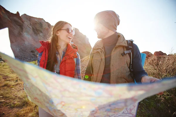 Pareja sosteniendo mapa grande en la caminata —  Fotos de Stock