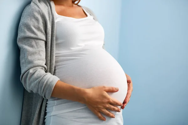 Женщина во время последних месяцев беременности — стоковое фото