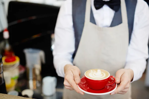 Barista sosteniendo copa roja —  Fotos de Stock