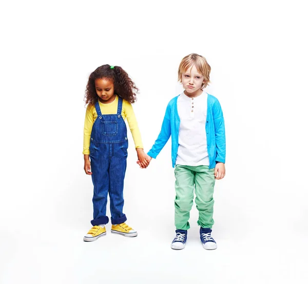 Små barn som håller hand — Stockfoto