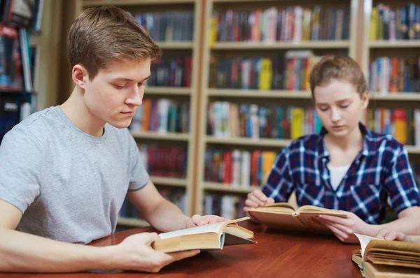 Jongen en meisje lezen — Stockfoto