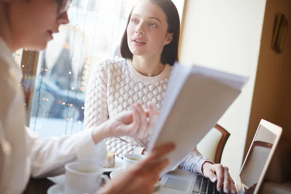 Mujeres de negocios discutiendo contrato — Foto de Stock