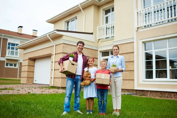 Propriétaires déménageant dans une nouvelle maison — Photo