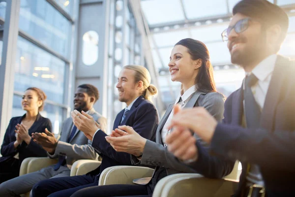 Team di lavoro multietnico applaude — Foto Stock