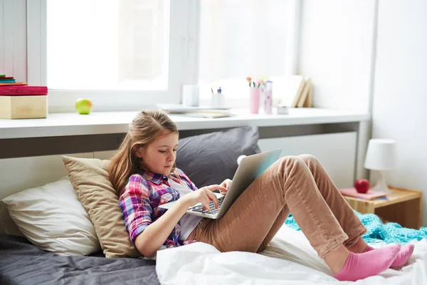 Meisje spelen op laptop — Stockfoto