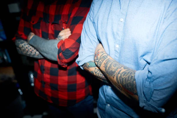 Stylový kluci v salonu tattoo — Stock fotografie