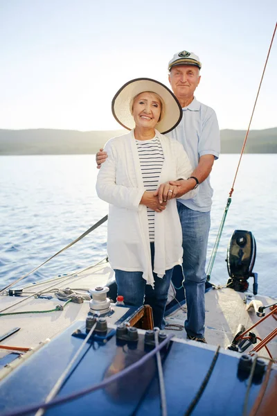 Paar segelt auf Jacht — Stockfoto