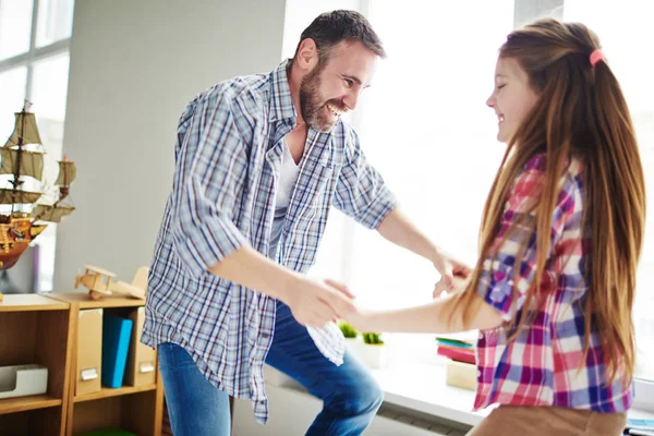 Tochter und Vater halten Händchen und springen — Stockfoto