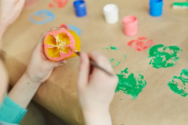 Manos sosteniendo vegetales pintados — Foto de Stock