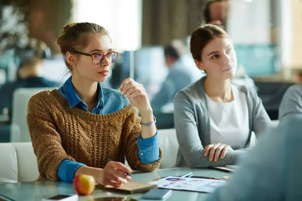 Επαγγελματίες workshop στην αίθουσα συνεδριάσεων — Φωτογραφία Αρχείου