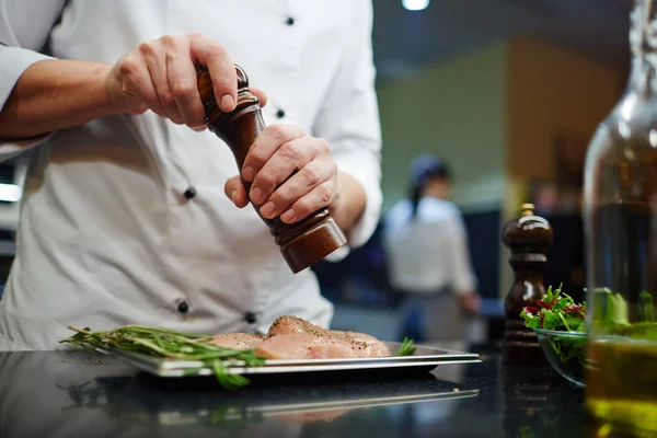 Hombre condimento carne magra — Foto de Stock