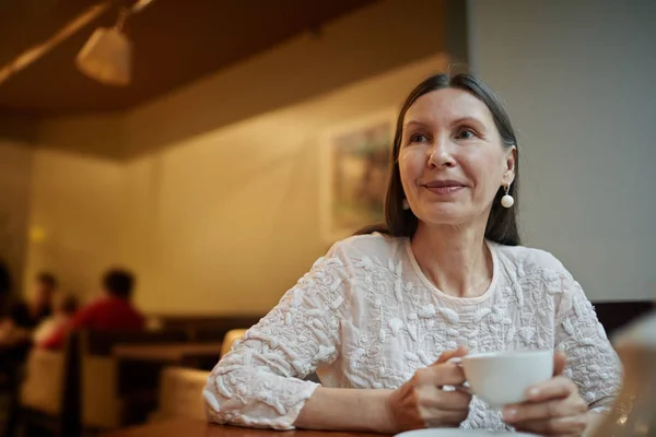 Donna che beve il tè nel caffè — Foto Stock