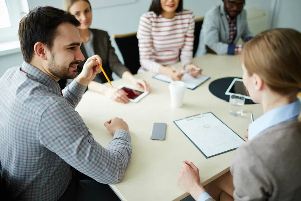 Zakelijke partners bespreken in bestuurskamer — Stockfoto