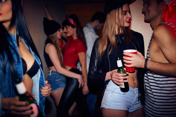 Geç gece partide sarhoş Haze