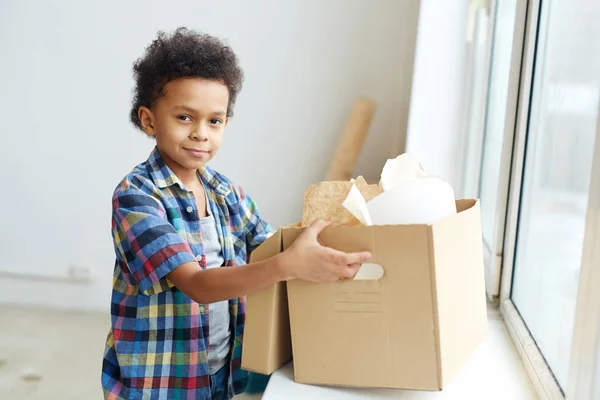 Child holding open carton-box — Stock Photo, Image