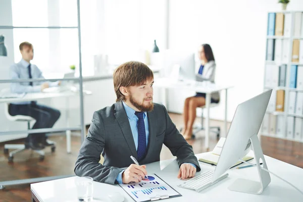 Empresário que trabalha no escritório — Fotografia de Stock