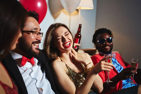 Amigos multiétnicos riendo en la fiesta — Foto de Stock