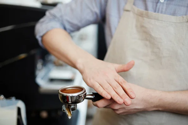 Barista değirmeni ile elleri — Stok fotoğraf