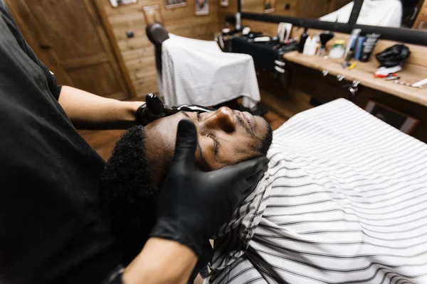 Hombre disfrutando de procedimiento de belleza —  Fotos de Stock