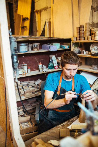 Изготовитель шкафов отделка деревянных деталей
