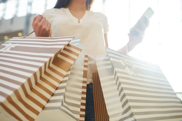 Shopper con sacchetti di carta a strisce — Foto Stock