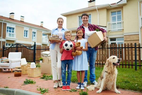 Grande nuova casa per amare la famiglia — Foto Stock