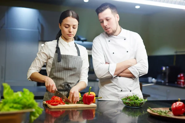 Professionele chef-kok en stagiair — Stockfoto