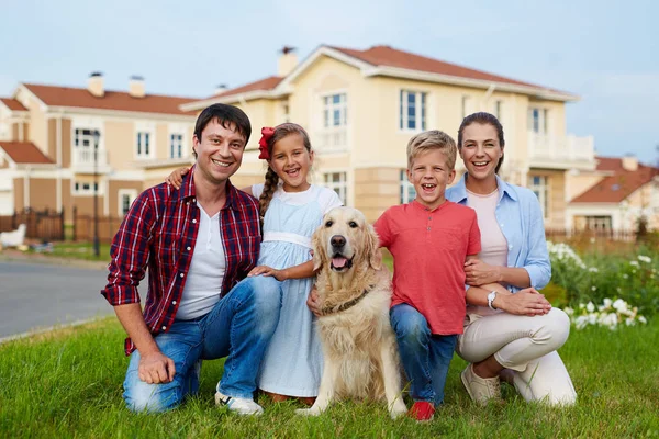 Succesvolle en gelukkige familie Rechtenvrije Stockafbeeldingen