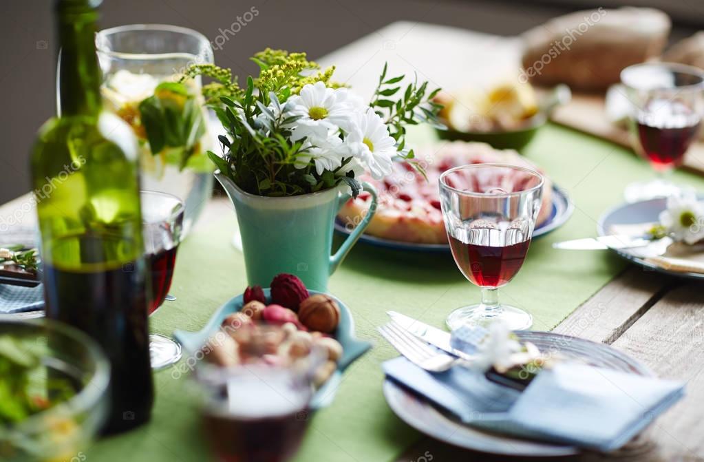 comida en la mesa servida — Foto de stock © pressmaster 144869701