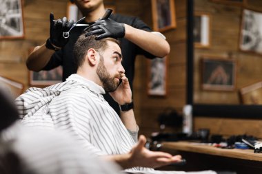 smartphone üzerinde konuşan adam 