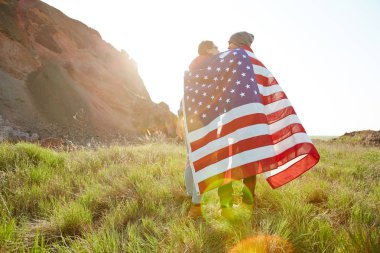 bayrağa sarılı gurur genç Çift 