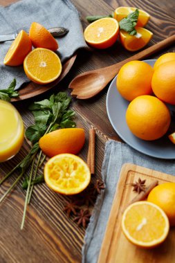 yarım, nane, tarçın olgun portakal kesilmiş 