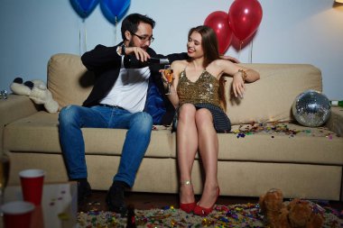 şık çift parti içme