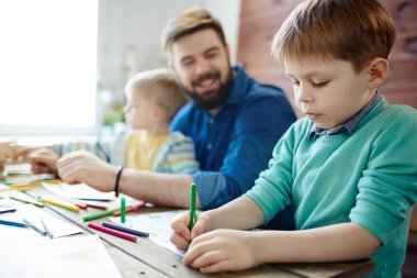 Resim dersinde yaratıcı küçük çocuklar 