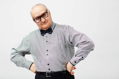 Kalça elleri ile ayakta adam