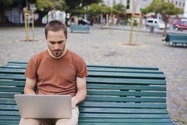 tahta bankta oturan adam