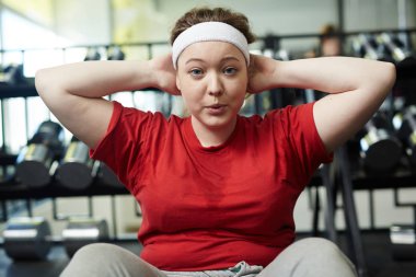 kadının yapması sit up egzersizleri