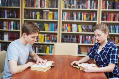 öğrenciler üzerinde okuma konsantre