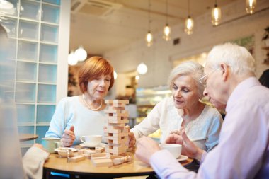 Jenga oyunu oynarken yaşlılar