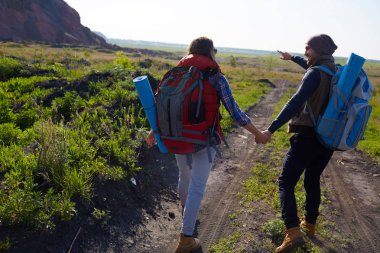 Yolda yürüyen çift