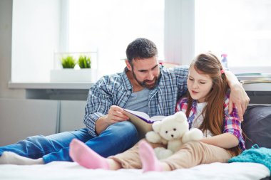  oyuncak ayı elinde tutan kız