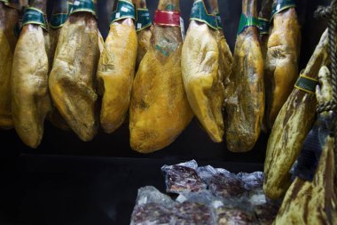 jamon süpermarkette asılı
