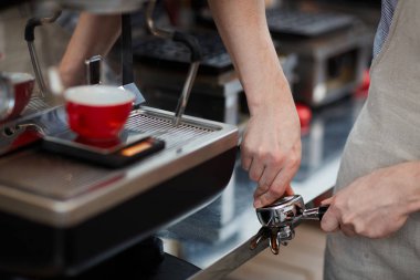 Fasulye öğütme barista elinde