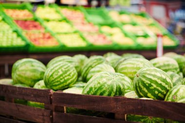 ahşap kutularda yalan karpuz