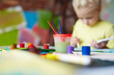 Konteyner ile kirli su ve Boya fırçaları