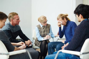 Grup insanlar ve psikolog