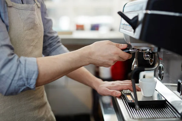 Barmann wird Kaffee einschenken — Stockfoto