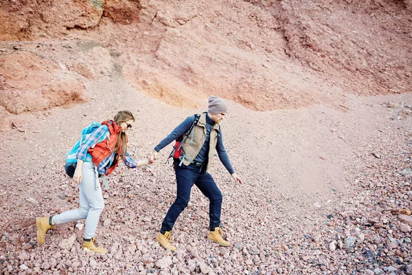 女の子とのハイキングの彼氏 — ストック写真