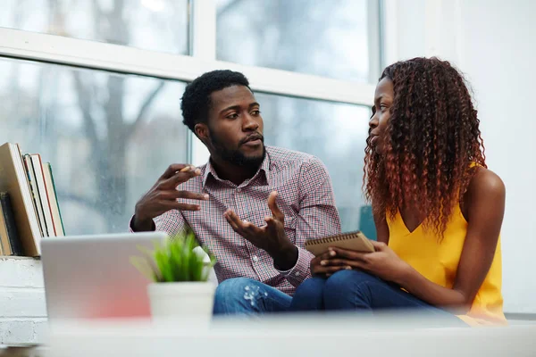 Empresarios afroamericanos con portátil — Foto de Stock